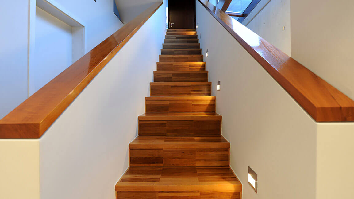 Moderne Holztreppe aus der Tischlerei | Schreinerei Korfmacher.