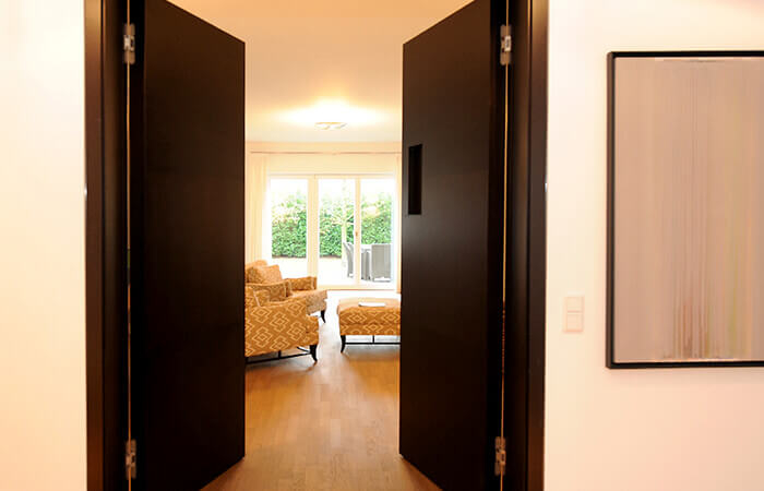 Furnierte Innentüren – Teil eines Innen&shy;aus&shy;baus aus dem Tischler&shy;meister&shy;betrieb Korfmacher, Düsseldorf.