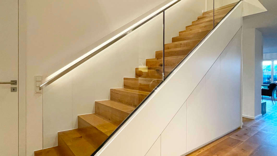 Innentreppe mit viel Treppen-Stauraum aus der Tischlerei | Schreinerei Korfmacher.