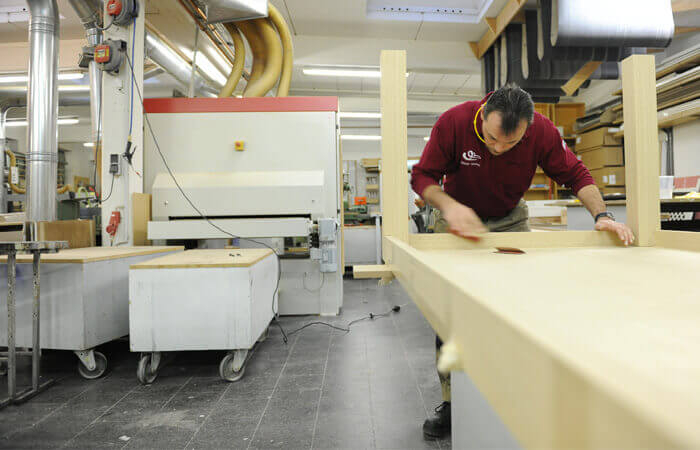 Letzter Feinschliff vor dem Lackieren in der Möbeltischlerei | Möbelschreinerei von Tischlermeister Michael Korfmacher.