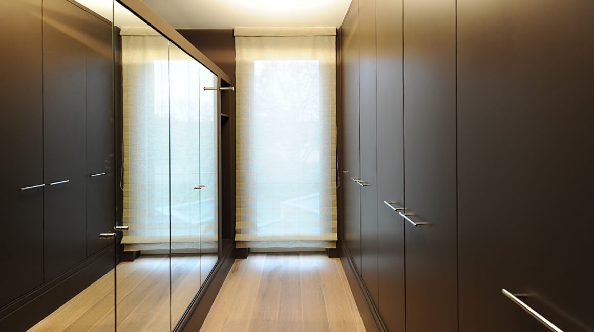 Beispiel Schlafzimmer mit Ankleide – hinter dem linken, nicht raumhohen Einbauschrank steht das Bett.